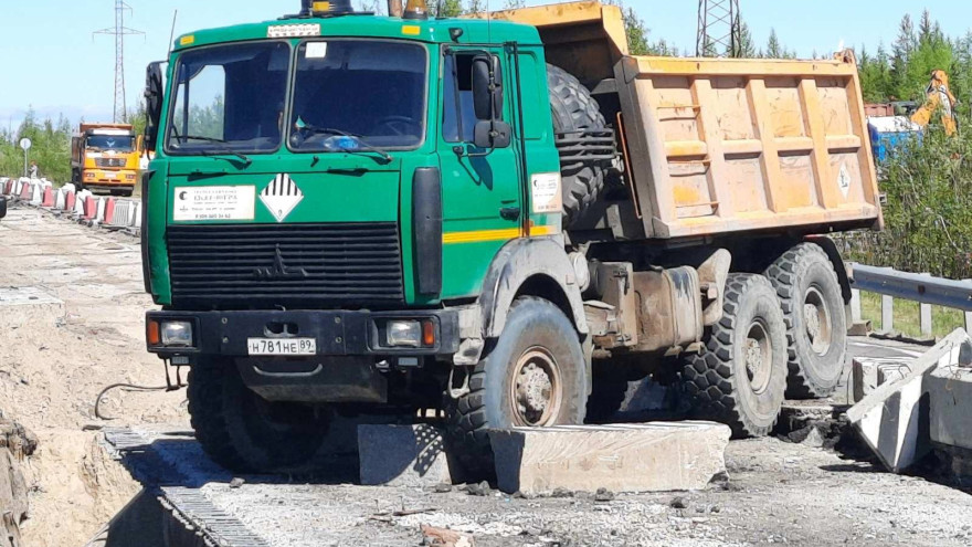 На Ямале грузовик врезался в бетонный блок, который отбросило на дорожника