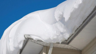 В Салехарде снежная лавина с крыши угробила стоящую во дворе иномарку (ФОТО)