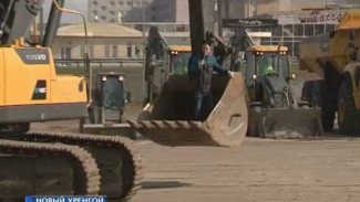 В Новом Уренгое водители спецтехники доказали, что возможности их машин не ограничены