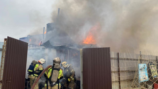 Сгорел дом и имущество: 2 человека пострадали в результате серьёзного пожара в ЯНАО