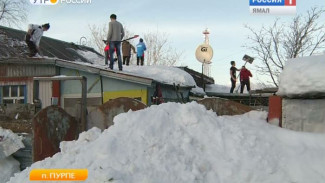 Добрая традиция. Молодежь Пурпе помогает пенсионерам расчистить двор и крыши от снега