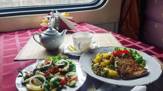 В Тюмени, Екатеринбурге и Сургуте появился сервис по доставке еды из ресторанов и кафе к поезду