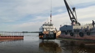 В ЯНАО после прокурорской проверки предприниматель поднял со дна реки затонувшую баржу