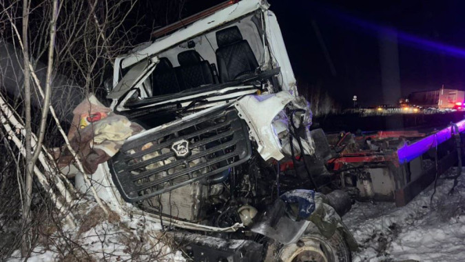 На трассе Сургут - Салехард в жесткой аварии пострадали два человека