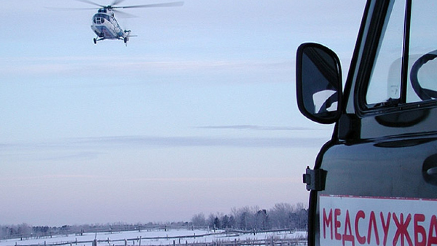 В Ноябрьск вертолетом доставили мужчину в коме. Его обнаружили в окрестностях Ханымея
