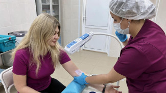 Сдача крови станет комфортнее: больницы округа получили 125 визуализаторов вен