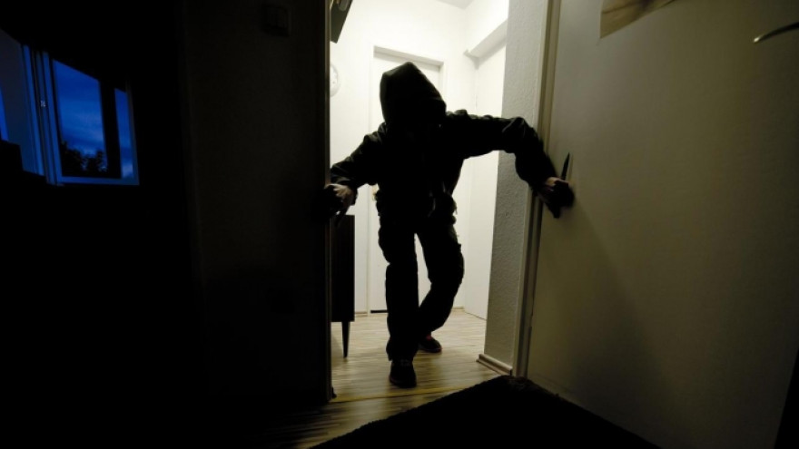 На Ямале подросток напал на женщину с ножом, проникнув в ее квартиру посреди ночи