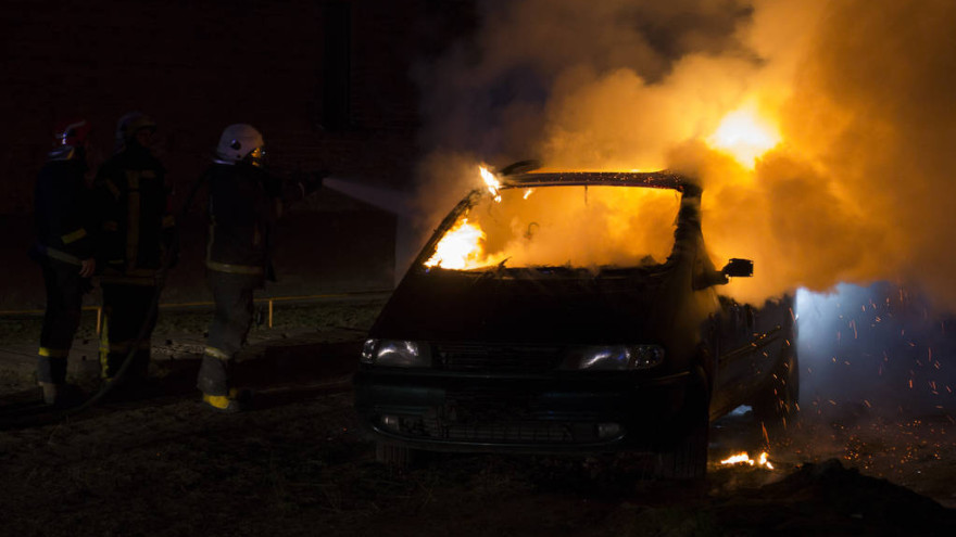 Прошлой ночью на Ямале сгорели 3 автомобиля и гараж