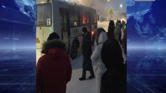 В Салехарде загорелся автобус, в котором находилось 12 человек