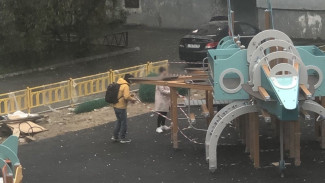 Чиновников накажут за фотосессию на недостроенной детской площадке в Надыме 
