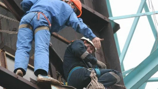 Один получил тяжёлые травмы, второй погиб: в Новом Уренгое двое рабочих упали с высоты