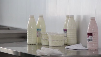 Молоко, кефир, ряженка: аграрии Пурпе доставляют свежую продукцию самоизолированным землякам на дом