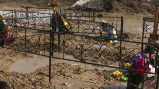 Смывают венки, разрушают памятники, калечат память: в Салехарде талые воды затопили городское кладбище 