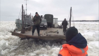 Спасательная операция: хозяин аварийного судна, застрявшего во льдах возле Салехарда, отказался от эвакуации