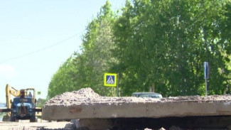 Латают ямы и готовятся стелить новый асфальт: в Ноябрьске продолжается ремонт дорог