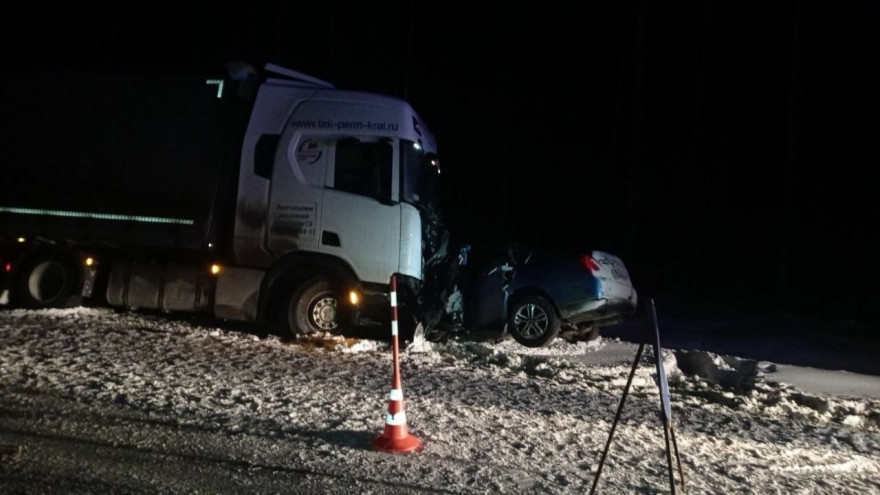 Влетела в грузовик: жительница Ямала погибла в страшном ДТП под Тюменью