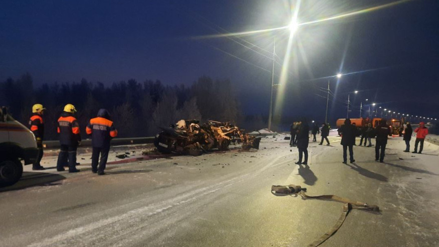 В Салехарде водитель иномарки погиб в жутком ДТП 