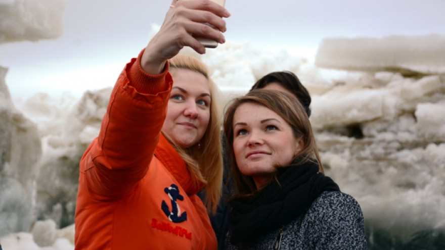 О том, как жители Салехарда встретили долгожданный ледоход: фотоподборка