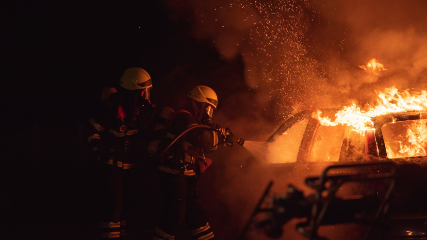 В Новом Уренгое пожар уничтожил автомобиль