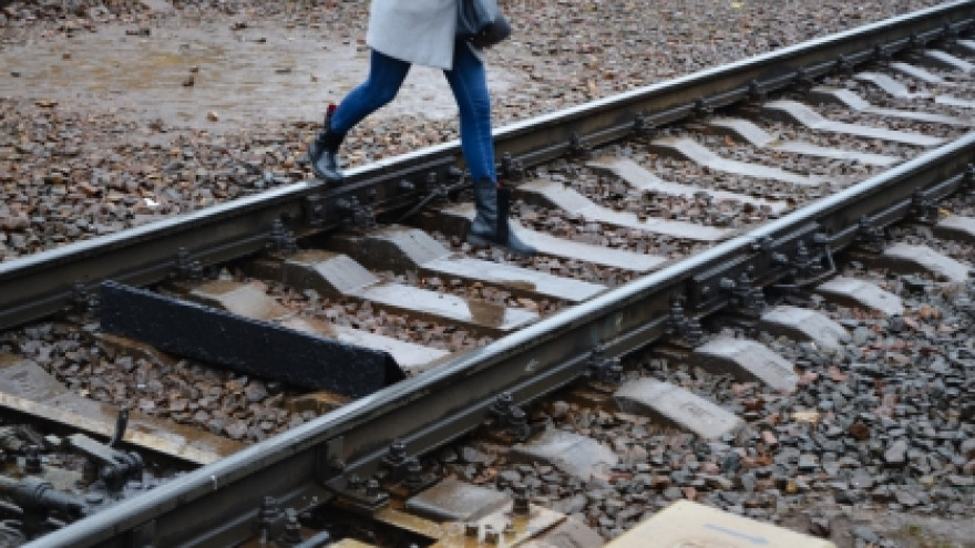 На Урале под колёсами поезда погибла молодая женщина
