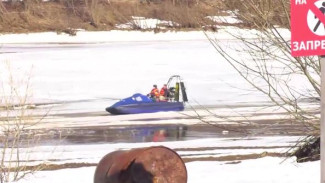 Ямалспасовцы обучаются езде на аэролодках, чтобы придти на помощь тем, кто провалился под лед