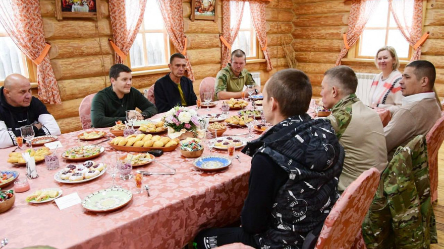 Ямальские военнослужащие пообщались с губернатором округа в Обдорском остроге