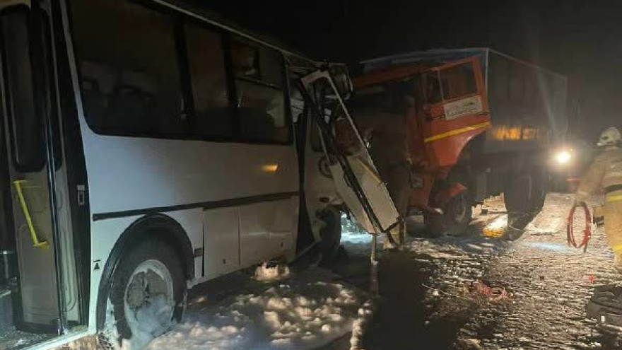 В страшном ДТП на Ямале один человек погиб, 8 пострадали