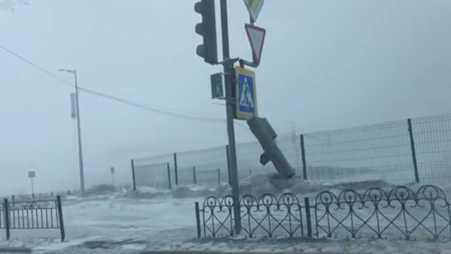 Из-за сильного ветра в Салехарде оторвался светофор