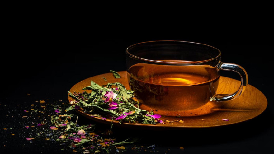 Болит горло и мучает кашель: полезный чай при простуде