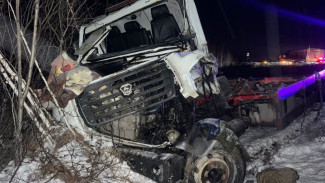 На трассе Сургут - Салехард в жесткой аварии пострадали два человека