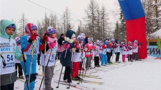 «Лыжня России - 2022»: в Новом Уренгое массовая гонка собрала более 400 приверженцев ЗОЖ