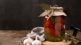 Жителям ЯНАО объяснили, как заготовить продукты на зиму и не отравиться