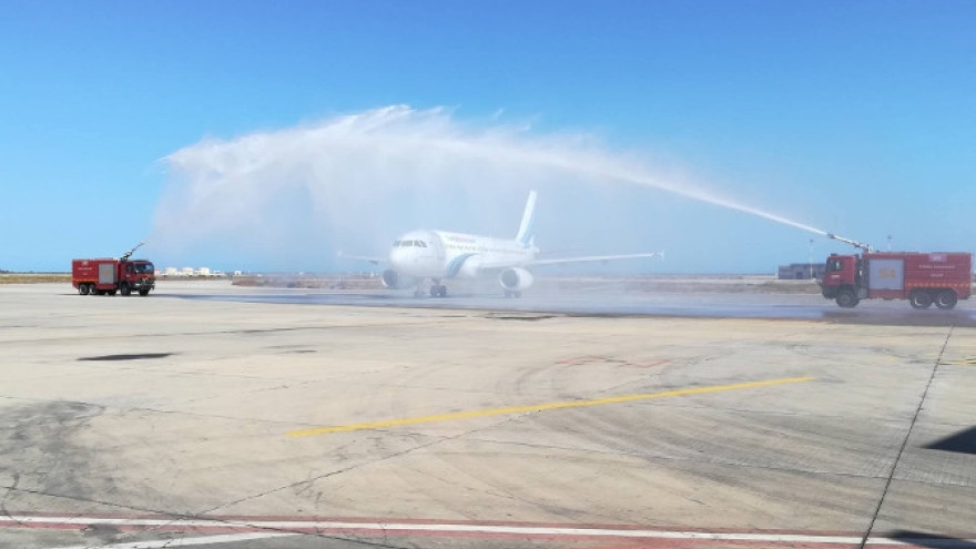 В Тунисе самолету АК «Ямал» устроили салют из воды