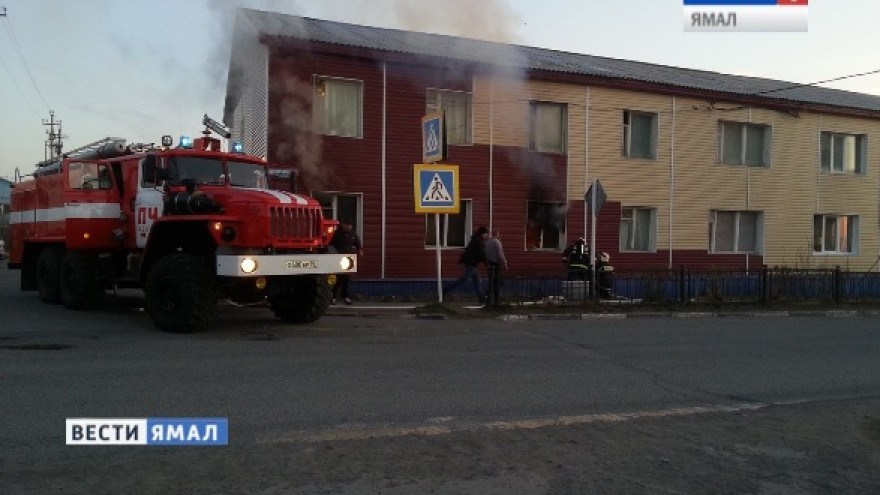 В Аксарке пожарные спасли из огня целую семью