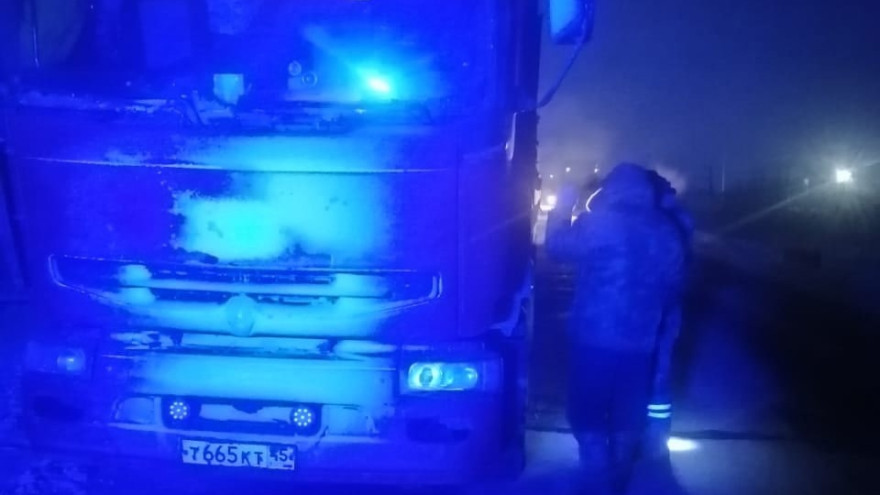 Новоуренгойские инспекторы ДПС в 30-градусный мороз спасли водителя от обморожения