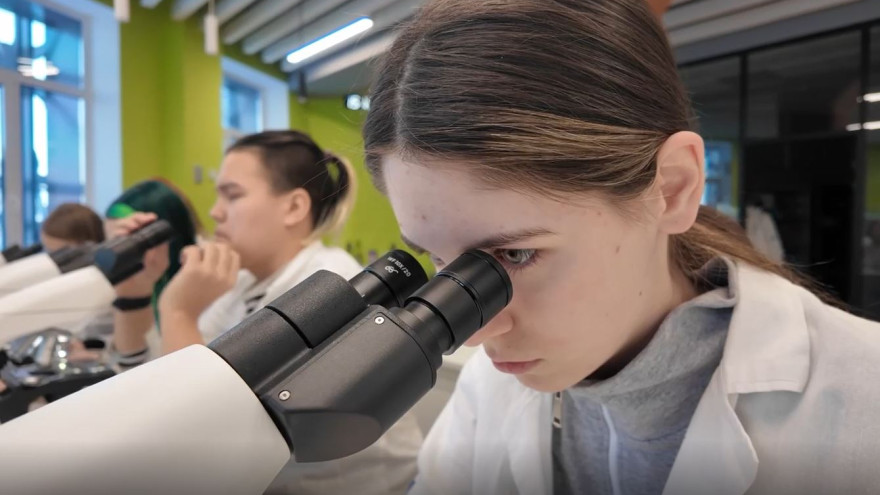 Губернатор ЯНАО поздравил учёных с профессиональным праздником