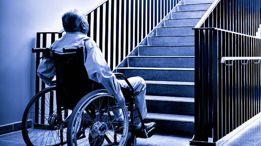 Справедливость восторжествовала: инвалид добирался на 7 этаж без лифта