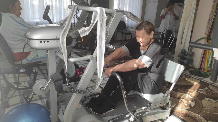 Жизнь после инсульта: северянка проходит реабилитацию в доме-интернате «Мядико»