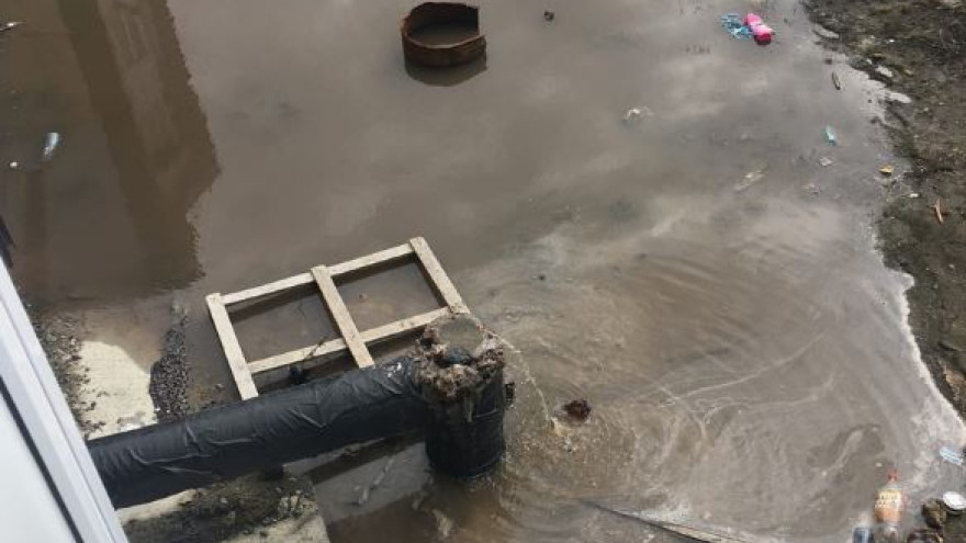 Подгузники и бутылки стали причиной прорыва канализации в Лабытнанги