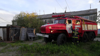 Пожарные вытащили девушку из горящего дома в Лабытнанги