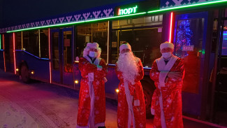 Дед Мороз рулит: в Салехарде водители автобусов облачились в костюм главного новогоднего волшебника
