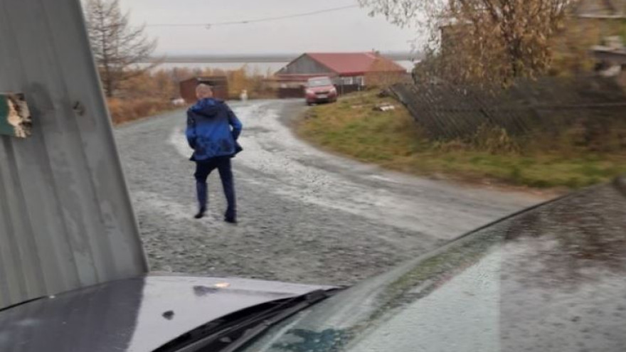 Удрал в одних носках: в Харсаиме пьяный водитель снес чужой забор и скрылся с места происшествия