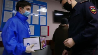 Традиционная акция без преград. Волонтеры Надыма передают «Георгиевские ленты»