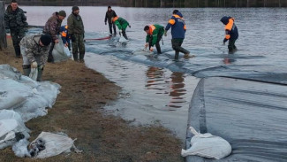 В Шурышкарском районе на берегу реки Сыня готовят водоналивные дамбы 