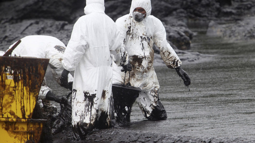 В Муравленко произошел разлив нефтепродуктов. Загрязнено 6 тысяч квадратных метров почвы