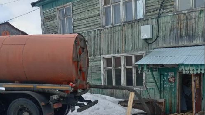 Подъезд аварийного дома в Салехарде затопило из-за неубранного снега