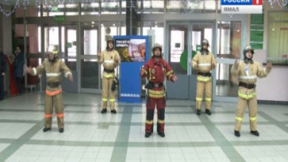 Пожарные Салехарда «отжигали» в аэропорту под музыку Gangnam Style: видео