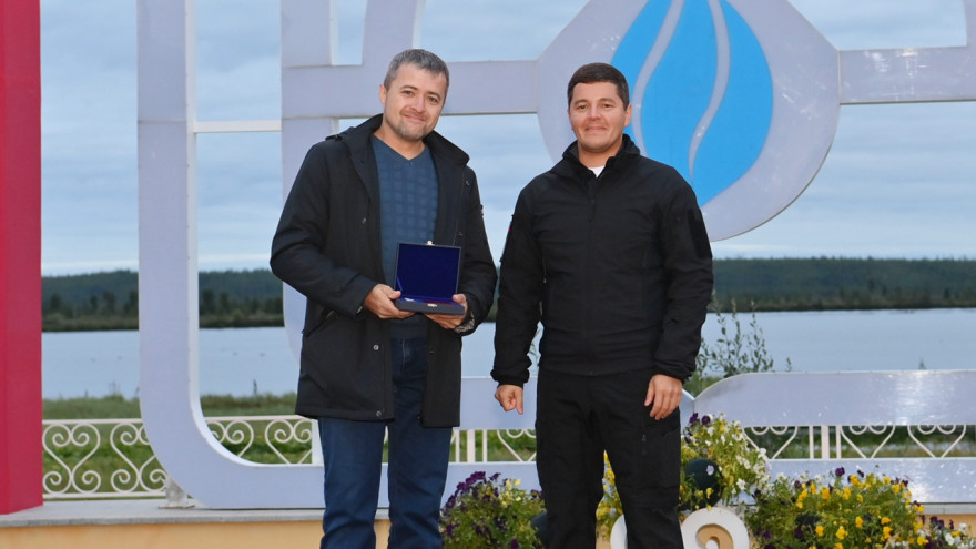 Дмитрий Артюхов вручил первую медаль «За вклад в развитие добровольчества на Ямале»