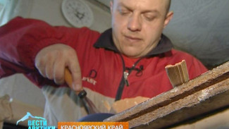В Красноярском крае в таежной глуши живет мастер по дереву, вырезающий иконы и лики святых. Инструменту его нет аналогов