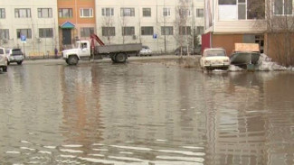 Дворы Салехарда утопают в воде и грязи